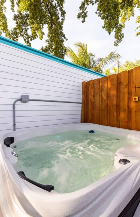 Just renovated, tropical backyard, Jacuzzi, BBQ,#2 Condo in Lighthouse Point