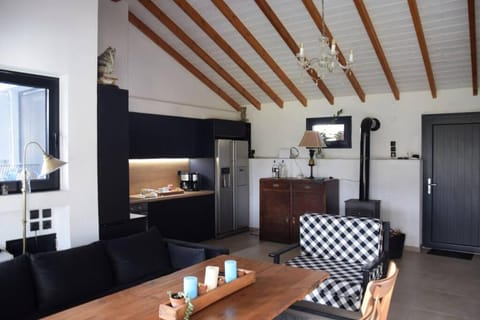 Owl's Nest Apartment in Volos