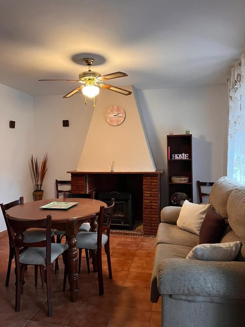 Dining area, fireplace