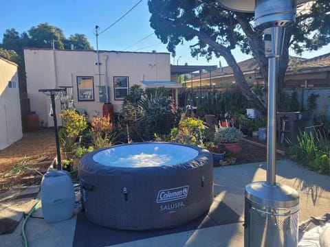 Urban Farm House +Hot Tub+Pool Condo in Long Beach