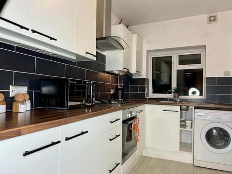 Cosy 4 Bed House Apartment in Farnham