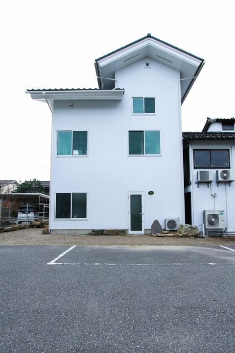 宿と古道具 iyooo House in Ishikawa Prefecture