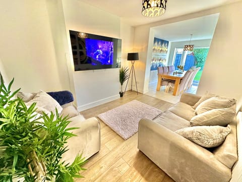 Large Four Bedroom - With Hot Tub and Parking - Sleeps 8 House in Poole