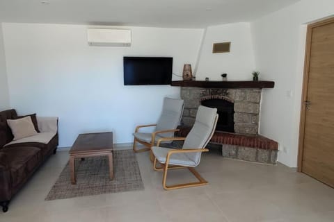 Communal lounge/ TV room, TV and multimedia, Living room, Seating area, air conditioner