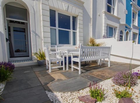 4 bedroom house opposite the sea Haus in Folkestone