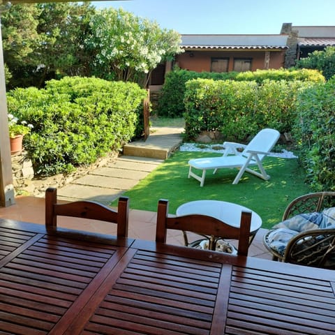 Patio, Day, Garden, Garden view, sunbed