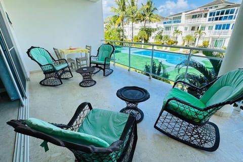 Balcony/Terrace, Seating area, Swimming pool