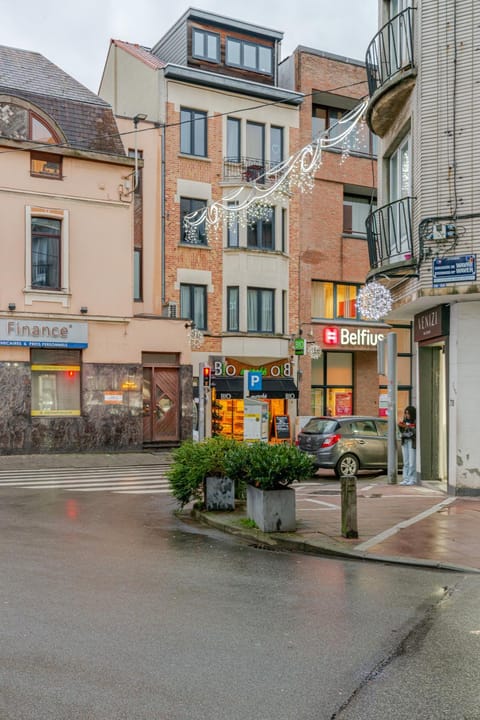 Property building, Day, Neighbourhood, Street view, Location