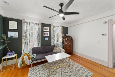 Pet Friendly 2BR in Little Italy Condo in Cleveland Heights
