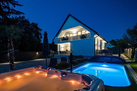 Property building, Night, Hot Tub, Pool view, Swimming pool, sunbed