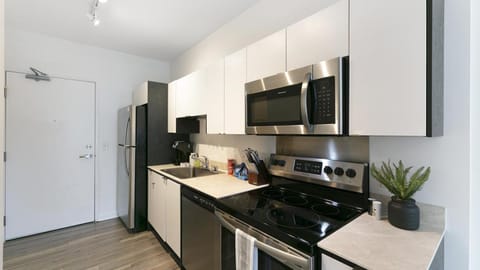 Landing Modern Apartment with Amazing Amenities (ID9909X34) Eigentumswohnung in Lowry Hill