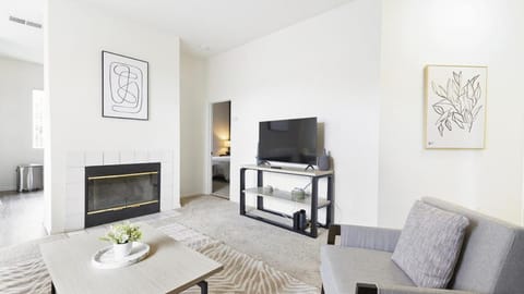 Landing Modern Apartment with Amazing Amenities (ID9071X06) Condominio in Mira Mesa