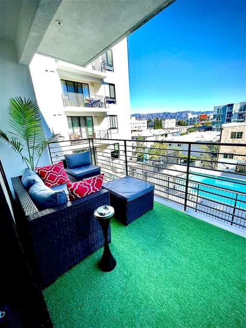 View (from property/room), Balcony/Terrace, City view, Pool view