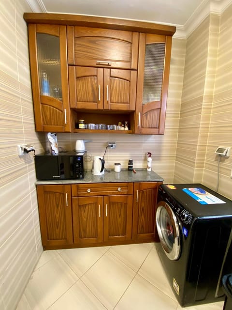 Kitchen or kitchenette, minibar, stove, washing machine