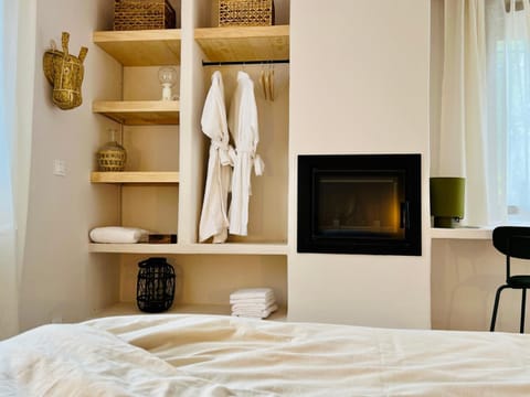 Bed, Photo of the whole room, fireplace, towels