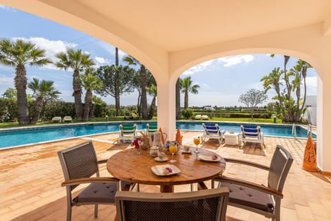 Balcony/Terrace, Dining area, Swimming pool