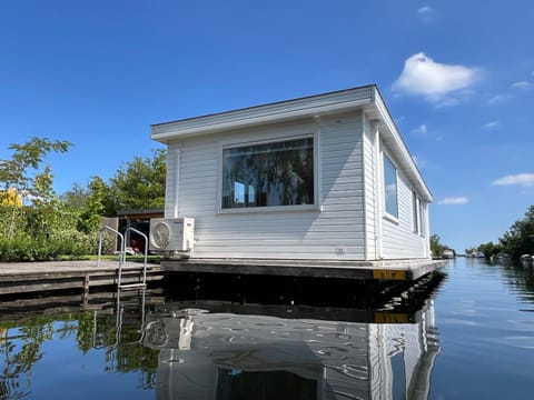 New- Private Cosy Houseboat, on a lake near Amsterdam Chalet in South Holland (province)