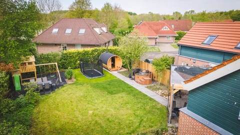 Newly renovated luxurious Villa / hottub / sauna / 7 bedrooms Villa in Zeewolde