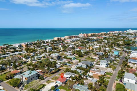 Relaxing Bungalow Walkable to the Beach! Haus in North Redington Beach