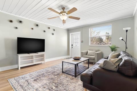 Relaxing Bungalow Walkable to the Beach! Maison in North Redington Beach