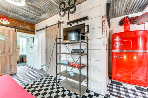 Fifties Diner-Style Llano Home with Shared Fire Pit Haus in Llano