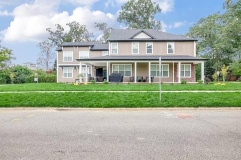 Victory Views Estate: Luxury Guest Loft House in South Bend