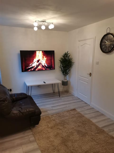 Newly Renovated Cosy 1 bed flat, 4 minutes walk to Town Centre, 3 minutes walk to the train station, Free parking, Modern, fresh and spacious living room, Netflix ready smart TV, Wifi Appartamento in Wellingborough