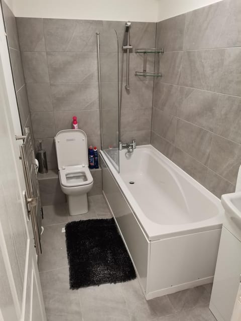 Newly Renovated Cosy 1 bed flat, 4 minutes walk to Town Centre, 3 minutes walk to the train station, Free parking, Modern, fresh and spacious living room, Netflix ready smart TV, Wifi Appartement in Wellingborough