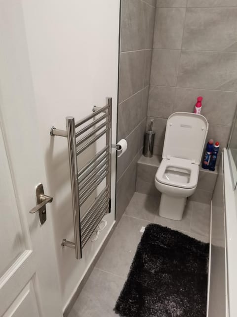Newly Renovated Cosy 1 bed flat, 4 minutes walk to Town Centre, 3 minutes walk to the train station, Free parking, Modern, fresh and spacious living room, Netflix ready smart TV, Wifi Condo in Wellingborough