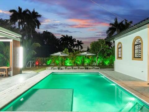 Villa ART Pool Golf Volleyball House in Golden Glades