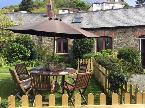 Property building, Spring, Day, Garden, Dining area, Garden view