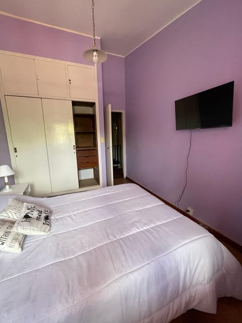 Bed, TV and multimedia, Bedroom