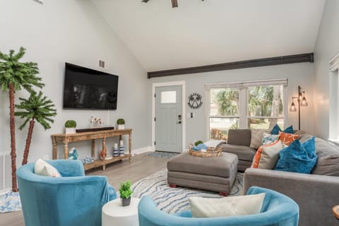 Luxury Family Beach Escape with Heated Pool and Putting Green Haus in Tarpon Springs