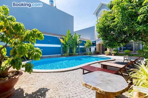 Property building, Patio, Spring, Day, Natural landscape, Garden, Garden view, Pool view, Swimming pool, sunbed