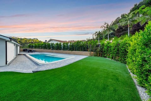 Luxury King Bed with Pool, Spa & Spectacular View ! House in Encino