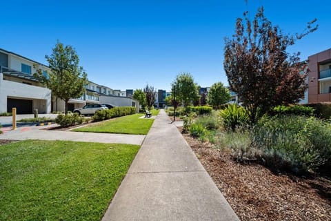 Comfy 1-Bed with Balcony in Tranquil Location Eigentumswohnung in Molonglo Valley