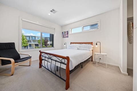 Comfy 1-Bed with Balcony in Tranquil Location Apartment in Molonglo Valley