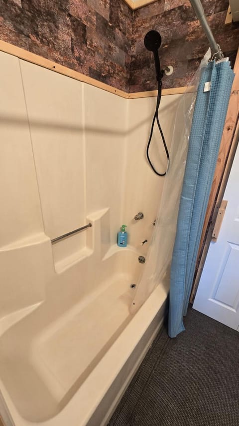 Shower, Property building, Bathroom, Bath