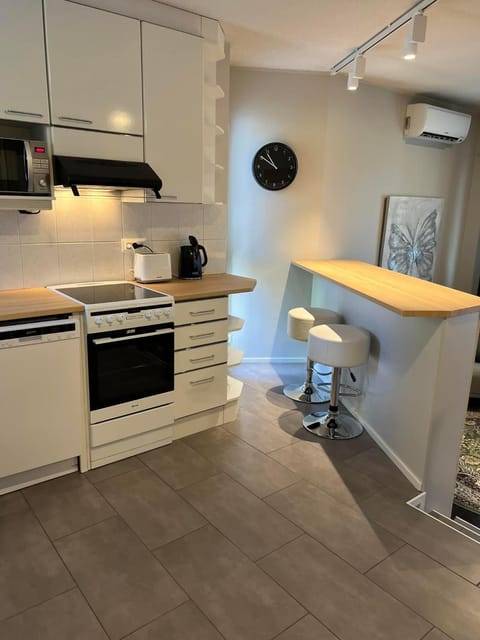 Kitchen or kitchenette, Dining area, oven, pet friendly, stove, toaster