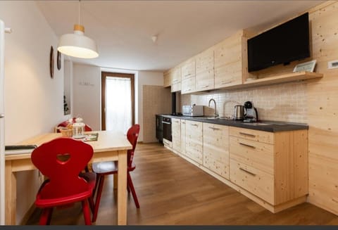 Kitchen or kitchenette, Dining area, pet friendly