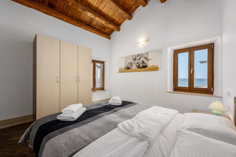 Bed, Bedroom, towels