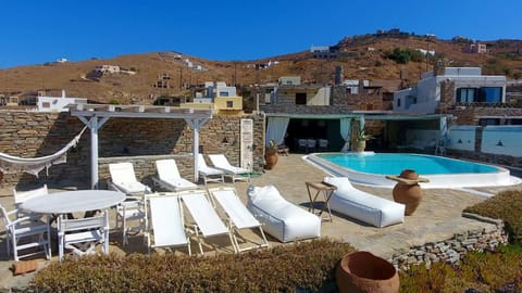 Luxurious waterfront villa Christina in the area of Melissaki with a swimming pool, sea and sunset view Chalet in Kea-Kythnos