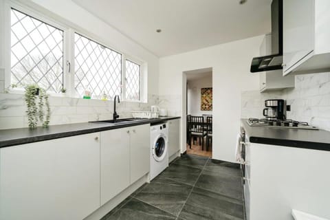 Charming 3BR House With Free Parking and Garden House in Hounslow
