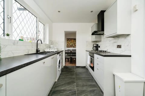Charming 3BR House With Free Parking and Garden House in Hounslow