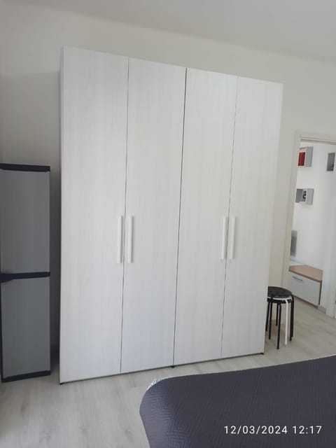 Photo of the whole room, Bedroom, wardrobe