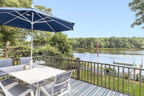 Waterfront Incredible Views and Private Dock Haus in West Dennis