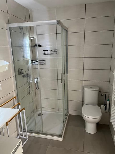 Shower, Toilet