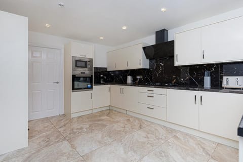 Entire 4 bed new build detached house in Yorkshire Villa in Dewsbury