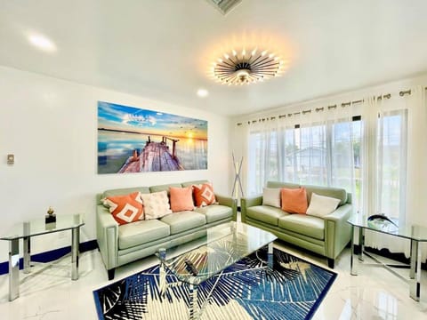 Artistic Decor Scenic Views Saltwater Heated Pool Villa House in Cape Coral