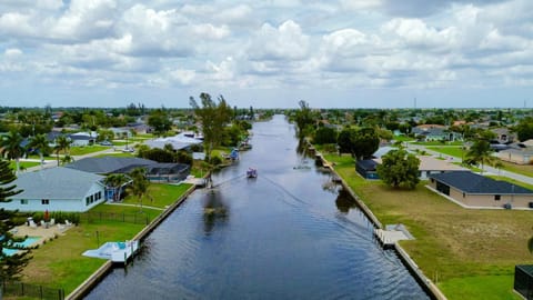 Peaceful Canal Front Secluded Retreat Cozy Family House in Cape Coral